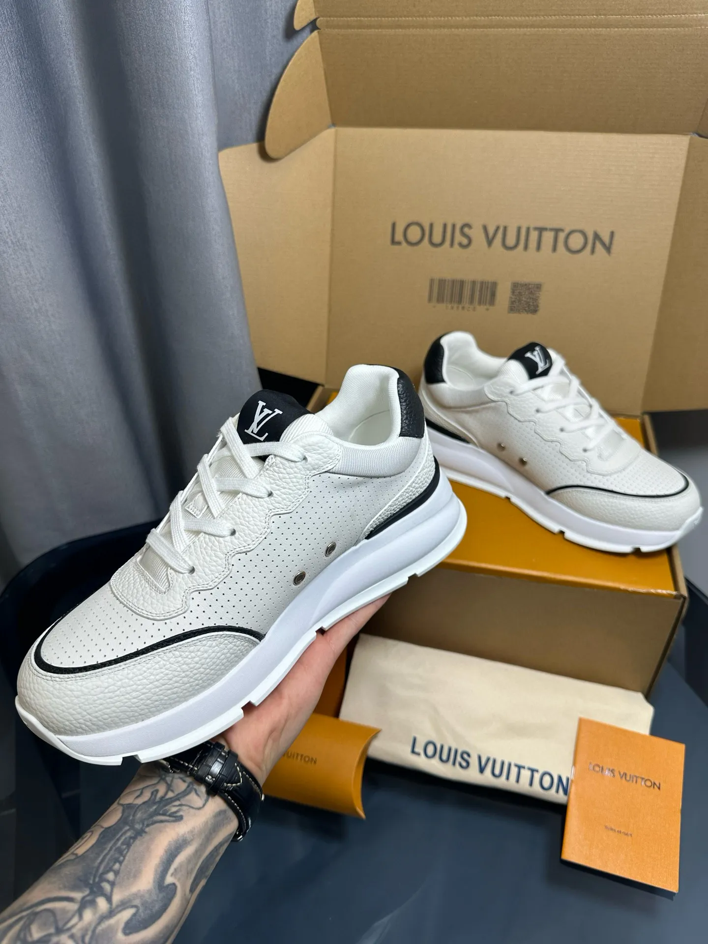Factory price: 700💰🌈LV | Louis Vuitton 2025𝐬𝐬 🧡💚2025 spring and summer new style top version‼ ️The original version is the same. The counter focuses on the latest casual shoes and new hard goods🆕 ❥Purchasing agent level! Full of high-end feel! A popular model among bloggers at home and abroad, it’s retro and fashionable, and looks stunning on your feet! Wear a lot of happiness! The official website's main recommendation★ ━━━━━ ЅᏇєєt ━━━━━ ▪️Upper: Original custom-made imported calfskin fabric ▪️Inner: breathable gauze imported from Italy ▪️Outsole: rubber foam ➕t men's men's shoes 💰u high-end outsole ▪️Color: nine colors available ▪️Shoe size: 35-44, (45, 46 customized)